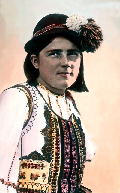 ルーマニア、民族衣装を着た少女の肖像、画像は1920年頃。カール・サイモン・アーカイブ 作： Carl Simon
