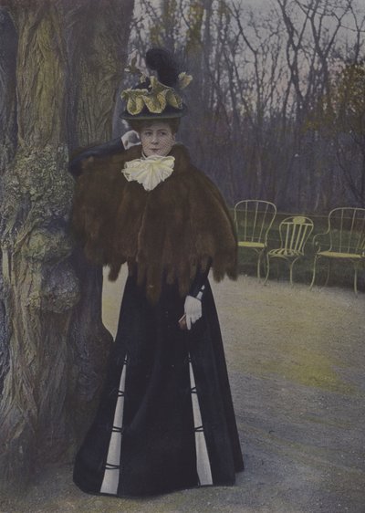 パリの公園の女性（カラー写真） 作： Carle de Mazibourg
