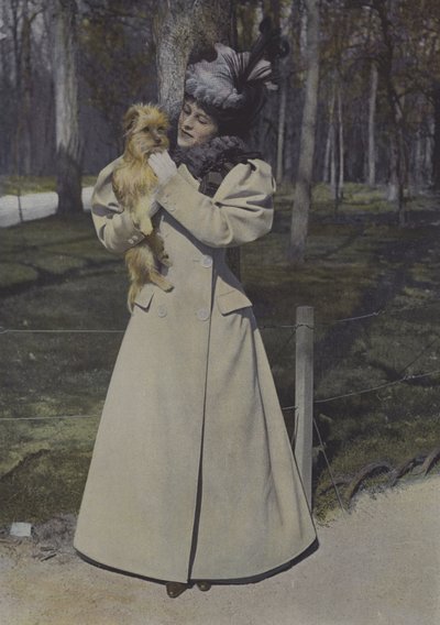 パリの公園の女性（カラー写真） 作： Carle de Mazibourg