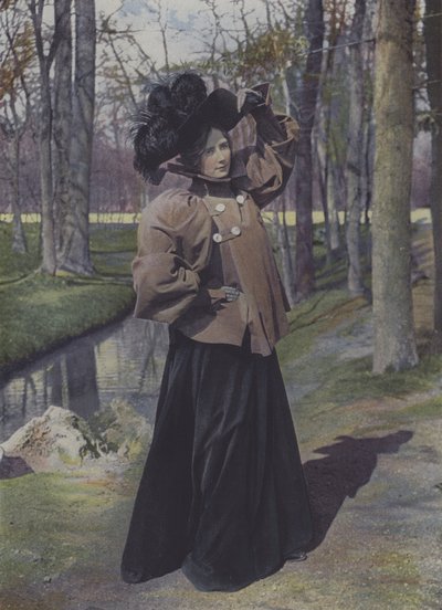 パリの公園の女性（カラー写真） 作： Carle de Mazibourg