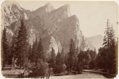 スリー ブラザーズ、標高 4,480 フィート、ヨセミテ バレー 作： Carleton E. Watkins