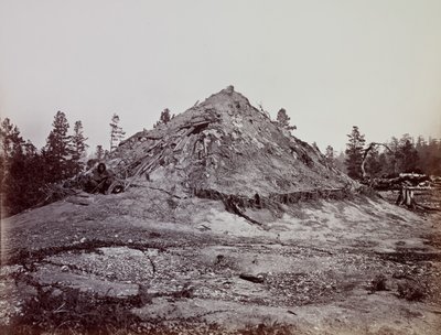 1863 年、カリフォルニア州メンドシノ郡のインディアン スウェット ハウス。 作： Carleton Emmons Watkins