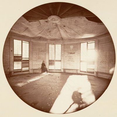 木の切り株の上に建てられたパビリオンの内部、C. グローブ、カリフォルニア州。 1878年。 作： Carleton Emmons Watkins