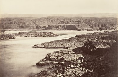 オレゴン州ダレスの通路、1867年、印刷 1876年。 作： Carleton Emmons Watkins