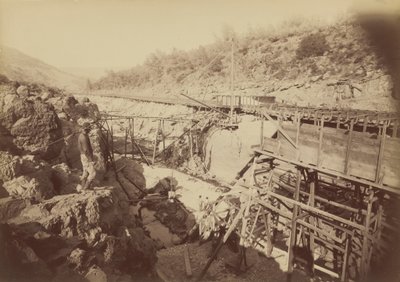 1891年、オロビルのゴールデン・フェザー社、エレベーターに乗り込む（写真） 作： カールトン・エモンズ・ワトキンス