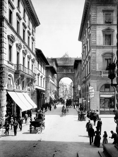 フィレンツェ、ストロッツィ通り、1890年頃（モノクロ写真 作： Carlo Brogi