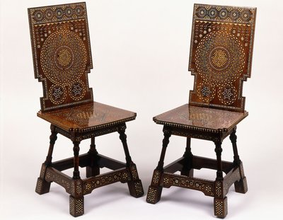 ピューターとアイボリーで象嵌された花の装飾が施されたマホガニーの椅子のペア 作： Carlo Bugatti