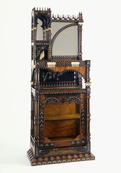 アシンメトリーなフォルムのトールサイドボード 作： Carlo Bugatti