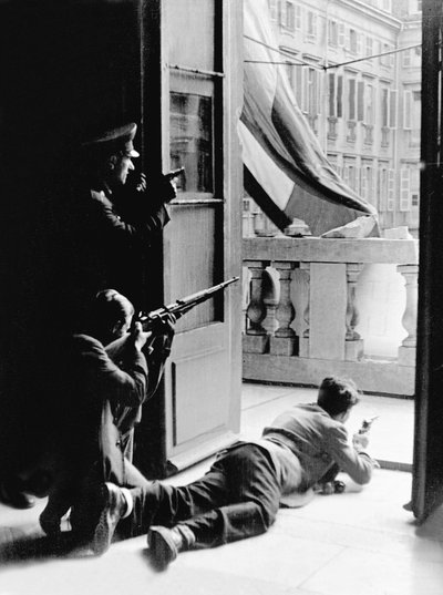 第二次世界大戦中のトリノ解放：火の海となった市庁舎（モノクロ写真 作： Carlo Gherlone