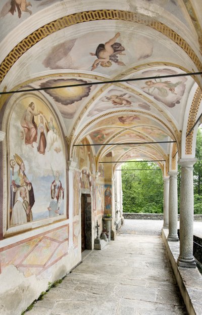 サンティ・ナザロ・エ・セルソ教会のフレスコ画とポルティコの眺め（イタリア、ロンバルディア州、コモ、スカリア、ランツォ・デルンヴィ）（写真 作： Carlo Innocenzo Carloni