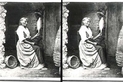 紡ぐ老女（カプリ島、1865年頃）（モノクロ写真 作： Carlo Naya