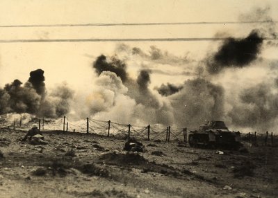 第二次世界大戦。リビアのトブルフでイギリス軍に向かって進むドイツ兵（モノクロ写真 作： Carlo Salvatori