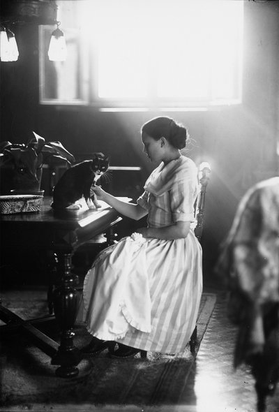 猫と一緒にテーブルに座っているワンダの肖像トリエステ、1910年頃（ガラス板） 作： Carlo Wulz