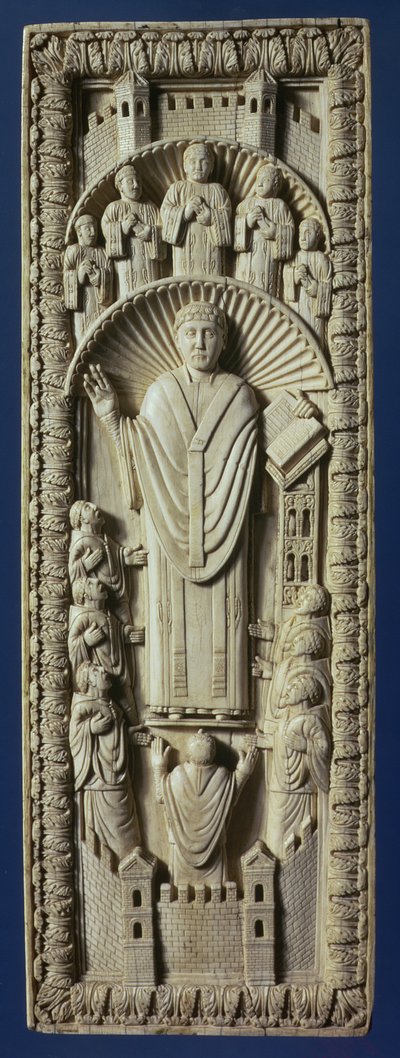 彼の合唱団の間の大司教、c.875 AD（象牙のパネル） 作： Carolingian School