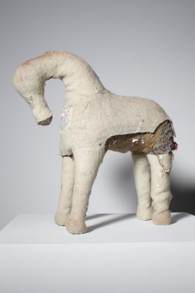 ブランク、2010年（フェルト、紐、羊毛ブランケット） 作： Cathie Pilkington