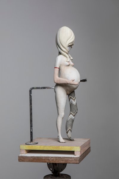 ドガ人形1、2017（塗装樹脂、スチール、木） 作： Cathie Pilkington