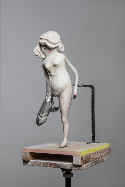 ドガ人形2、2017（塗装樹脂、スチール、木） 作： Cathie Pilkington