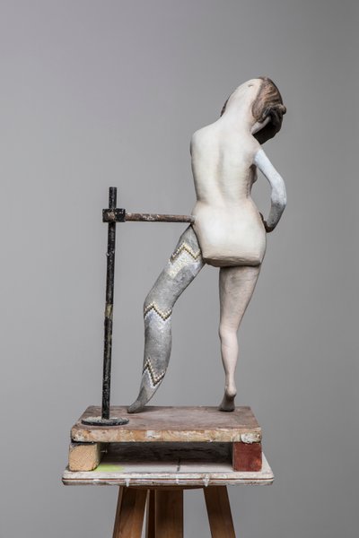ドガ人形3、2017（塗装樹脂、スチール、木） 作： Cathie Pilkington