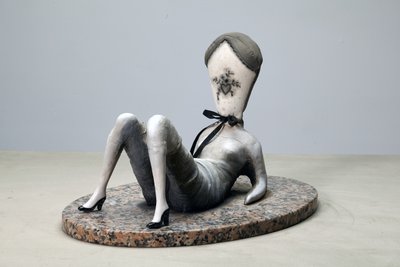 Dirty Love Pillow, 2014（御影石に布、粘土、絵の具） 作： Cathie Pilkington