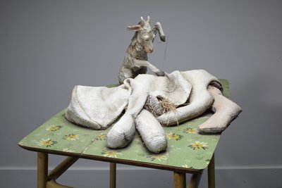 Mother, 2010 （木、毛布、わら、粘土、リノ、スチール、ペンキ） 作： Cathie Pilkington
