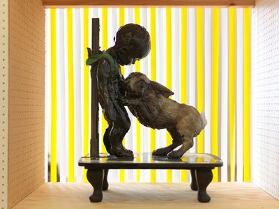 タールベビーの不思議な物語, 2010 (木、粘土、布、絵の具) 作： Cathie Pilkington