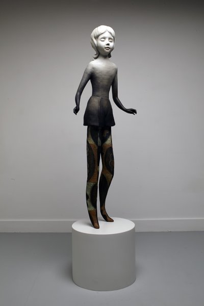 トゥインクル》2014年（ブロンズに油絵の具、ペイントしたブロンズの台座） 作： Cathie Pilkington