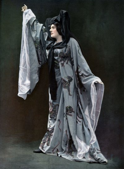 オペラ歌手 Meyriane Heglon (1867-1942) オペラ「エトワールの子」のリリス役（パリ） 1904年7月のフランスの新聞「Le Theatre」に掲載されたCautinとBergerの写真。 作： Cautin and Berger