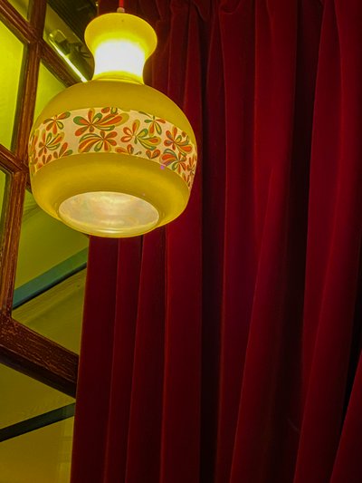 コンポジション - ランプとカーテン、2022年（写真） 作： Cécile Jamet