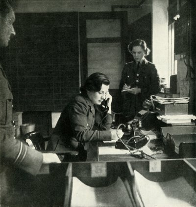 ステーションインテリジェンスルーム、c1943。 作： Cecil Beaton