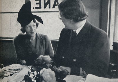 すぐに別の帽子、1941 作： Cecil Beaton