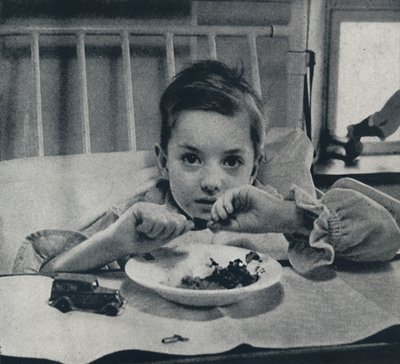 軽く息を吸い、四肢に生命を感じる小さな子供、知っておくべきこと 作： Cecil Beaton
