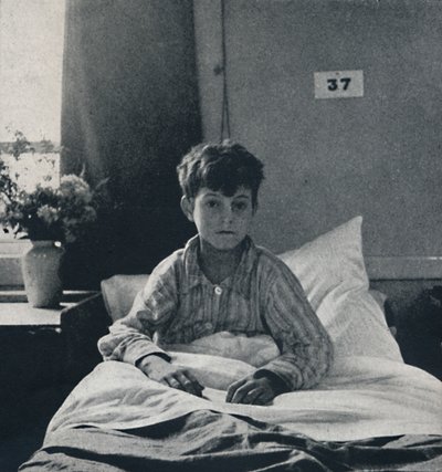 軽く息を吸い、四肢に生命を感じる小さな子供、知っておくべきこと 作： Cecil Beaton