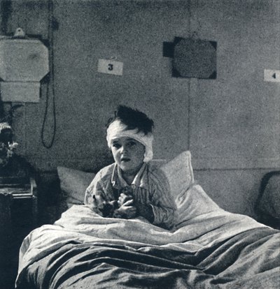 軽く息を吸い、四肢に生命を感じる小さな子供、知っておくべきこと 作： Cecil Beaton