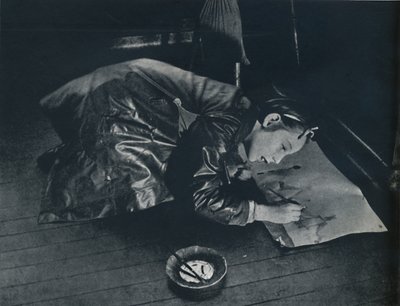 置き去りにされた少女は、1941年に国への旅を想像します。 作： Cecil Beaton
