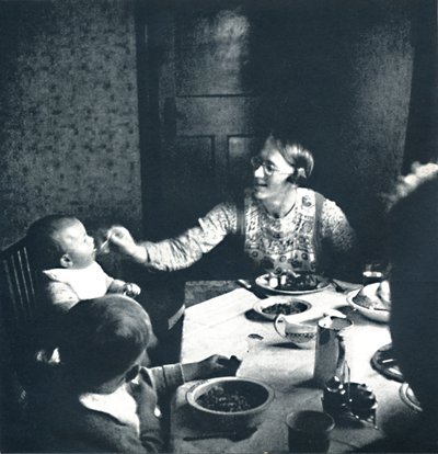 素敵な温かいディナー、1941 作： Cecil Beaton