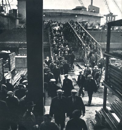 艦隊の後ろの軍隊、1941 作： Cecil Beaton