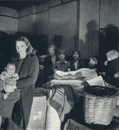 ホームレスのための毛布、1941 作： Cecil Beaton