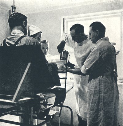 回復期病院-1941年に損傷した足首 作： Cecil Beaton