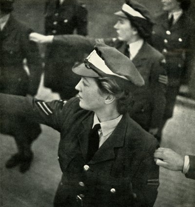 伍長と士官候補生、c1943。 作： Cecil Beaton
