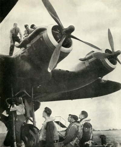 搭乗員と地上スタッフ、c1943。 作： Cecil Beaton