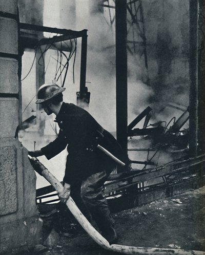 消防士、1941 作： Cecil Beaton