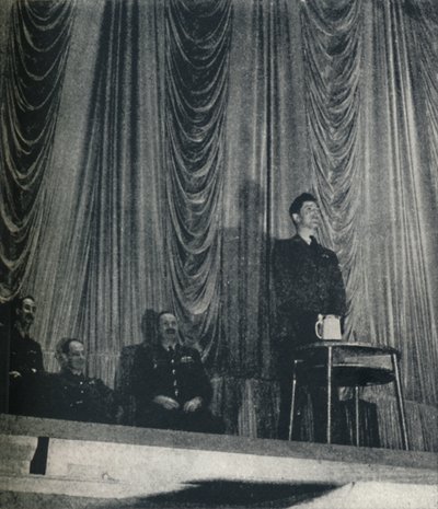 飛行中佐J.ニコルソン、VC、キャデツへの懲戒の重要性を強調、1941年 作： Cecil Beaton