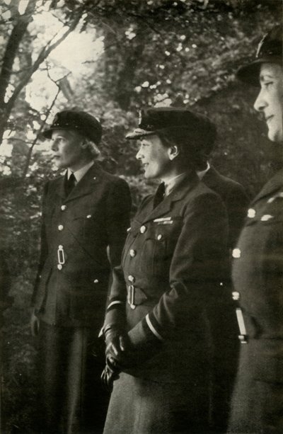 HRHグロスター公爵夫人、航空司令官、c1943。 作： Cecil Beaton
