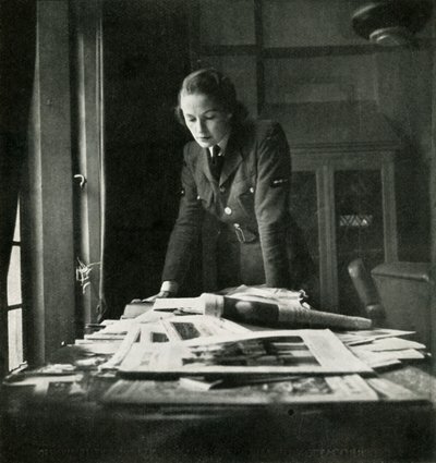 閲覧室、c1943。 作： Cecil Beaton