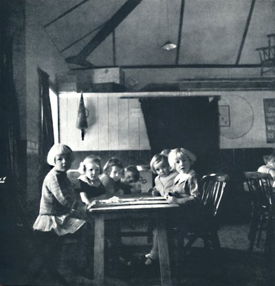 村のホールでのロンドンの子供たちのためのレッスン、1941 作： Cecil Beaton