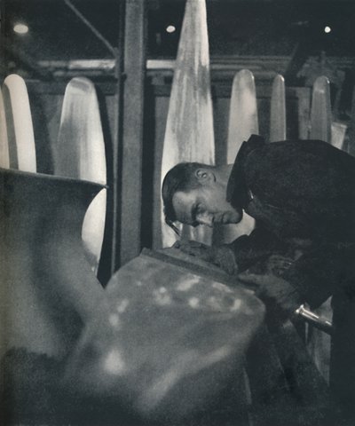 エアスクリューブレードの測定、1941 作： Cecil Beaton