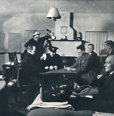 夜警：消防隊がリラックスする、1941 作： Cecil Beaton