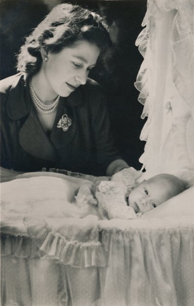 エリザベス王女と幼い息子のチャールズ皇太子、1948年。 作： Cecil Beaton
