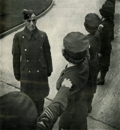 RAF軍曹はエアウーマンを訓練します、c1943。 作： Cecil Beaton