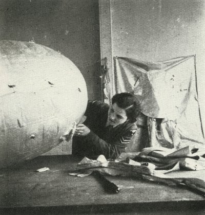 弾幕バルーンの修理、c1943。 作： Cecil Beaton
